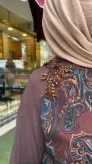 TAŞ İŞLEMELİ ŞAL DESENLİ ŞİFON BLUZ/ FUAT GÜRŞEN