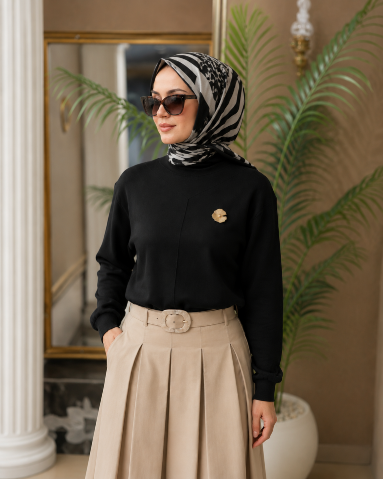 NUSS 200 Broş Detaylı Yarım Balıkçı Triko Tunik Siyah