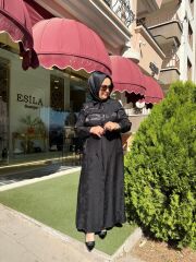 YAKASI BROŞ DTY. ÇİÇEK DESENLİ ELBİSE/ FUAT GÜRŞEN