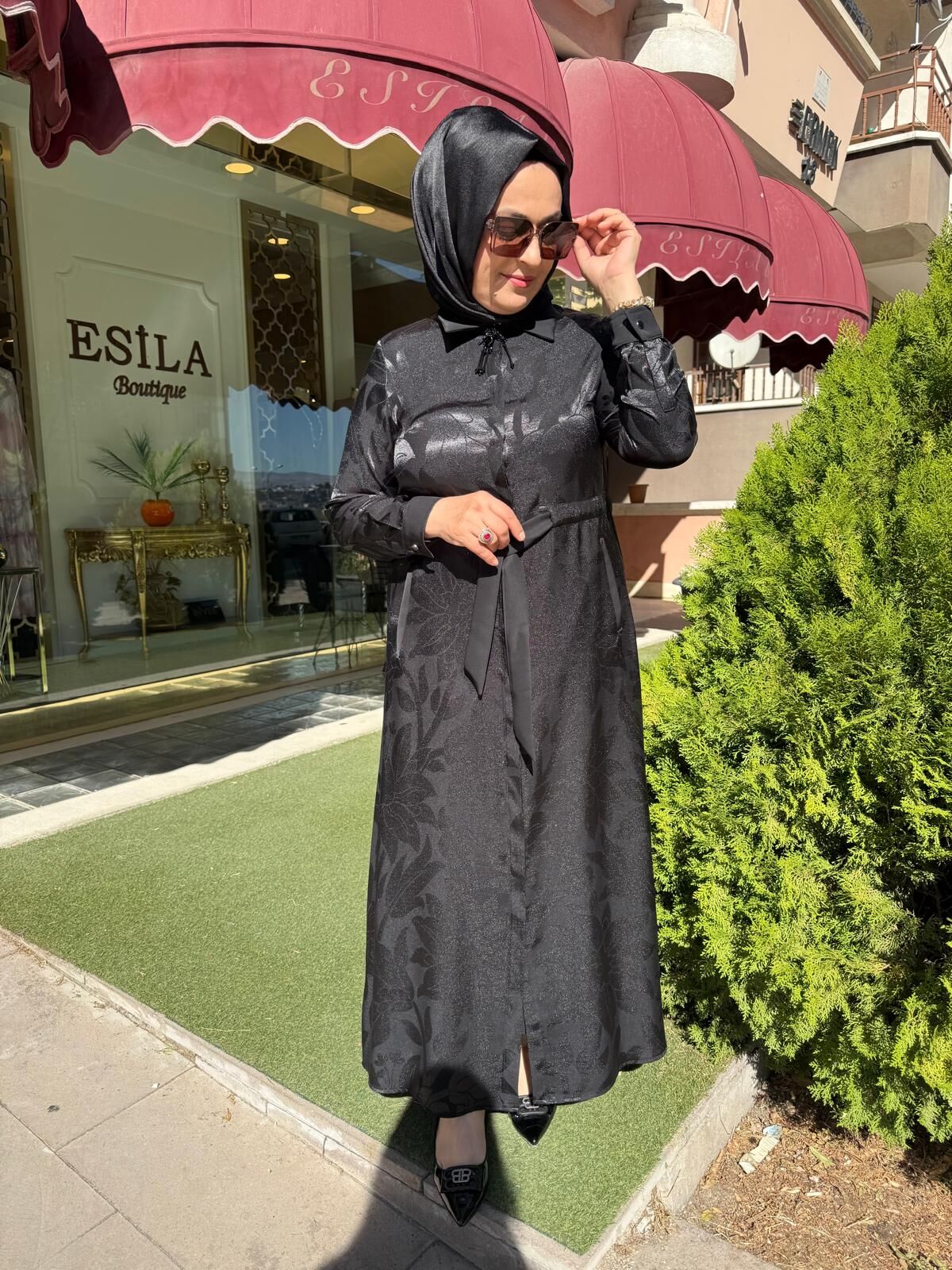 YAKASI BROŞ DTY. ÇİÇEK DESENLİ ELBİSE/ FUAT GÜRŞEN