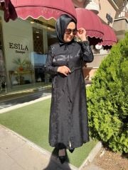 YAKASI BROŞ DTY. ÇİÇEK DESENLİ ELBİSE/ FUAT GÜRŞEN