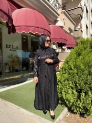 YAKASI BROŞ DTY. ÇİÇEK DESENLİ ELBİSE/ FUAT GÜRŞEN