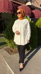 SEÇİL TAŞLI BEYAZ GÖMLEK