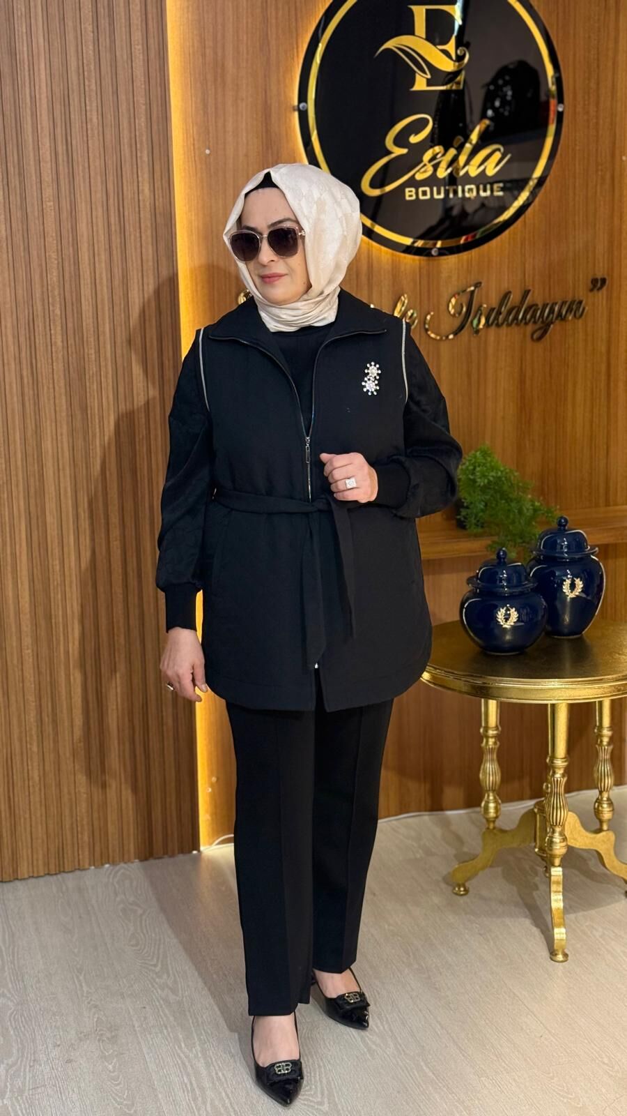 FUAT GÜRŞEN / 4503 YAKASI BROŞLU KABARTMA DESENLİ YELEK- SİYAH