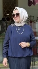 Fuat Gürşen 5340 Yakası Broş Detay Bluz - Lacivert