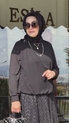 Fuat Gürşen 5340 Yakası Broş Detay Bluz - Siyah