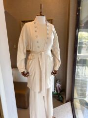 Fuat Gürşen 4703 Yaka Çift Düğme Detaylı Üçlü Takım -Ekru