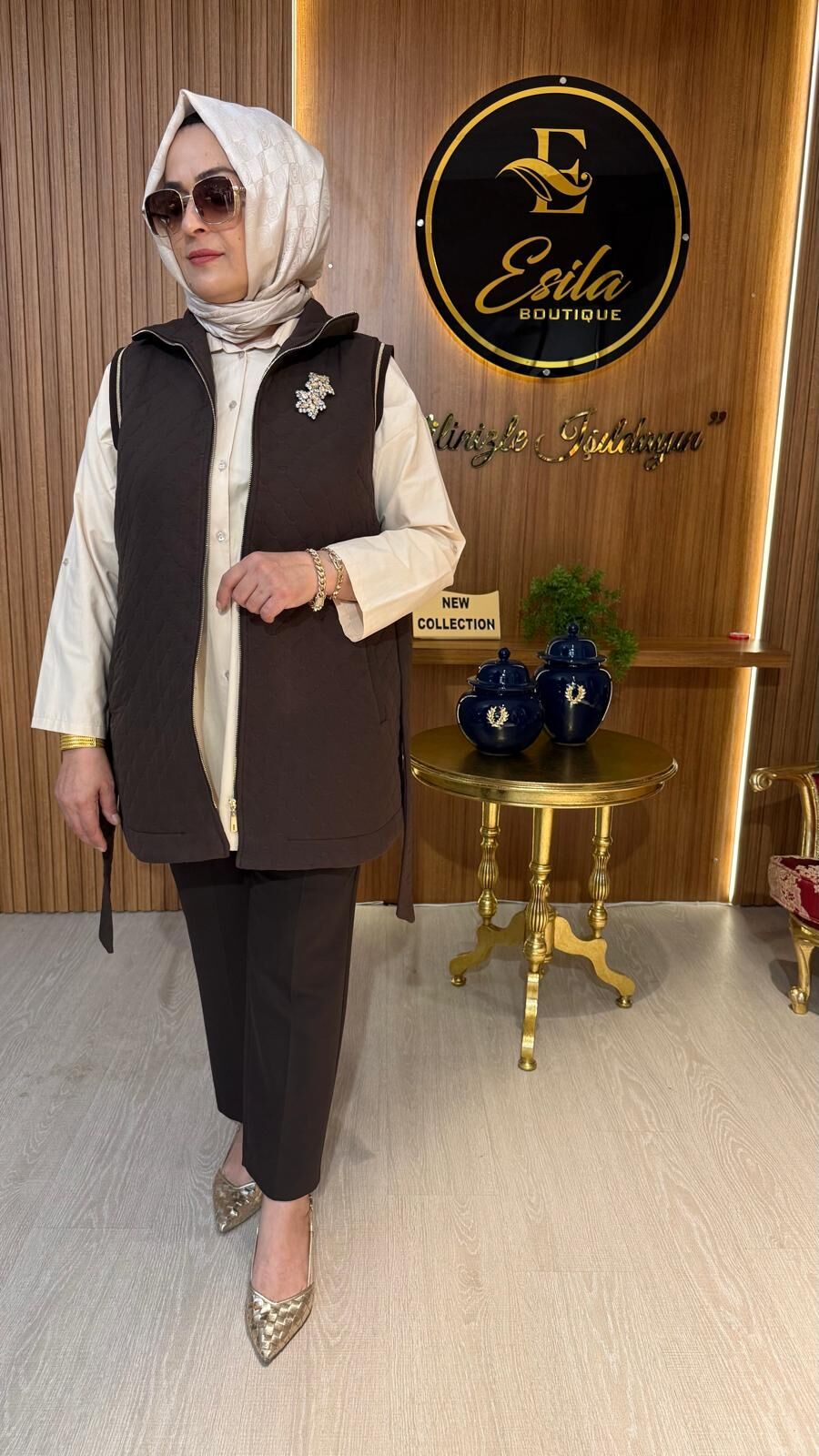 FUAT GÜRŞEN / 4503 YAKASI BROŞLU KABARTMA DESENLİ YELEK- kahve