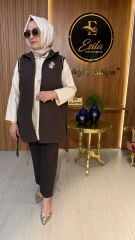 FUAT GÜRŞEN / 4503 YAKASI BROŞLU KABARTMA DESENLİ YELEK- kahve