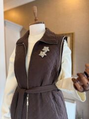 FUAT GÜRŞEN / 4503 YAKASI BROŞLU KABARTMA DESENLİ YELEK- kahve