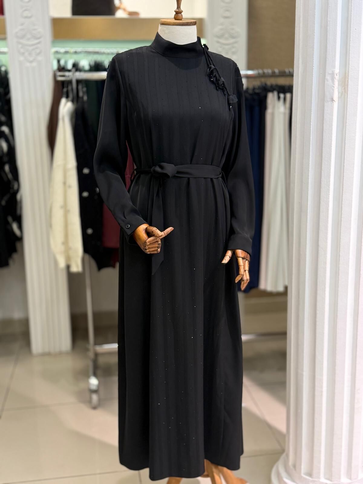 Fuat Gürşen Broş Detaylı Taşlı elbise