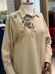 SEÇİL GÖĞSÜ İŞLEMELİ GÖMLEK- BEJ