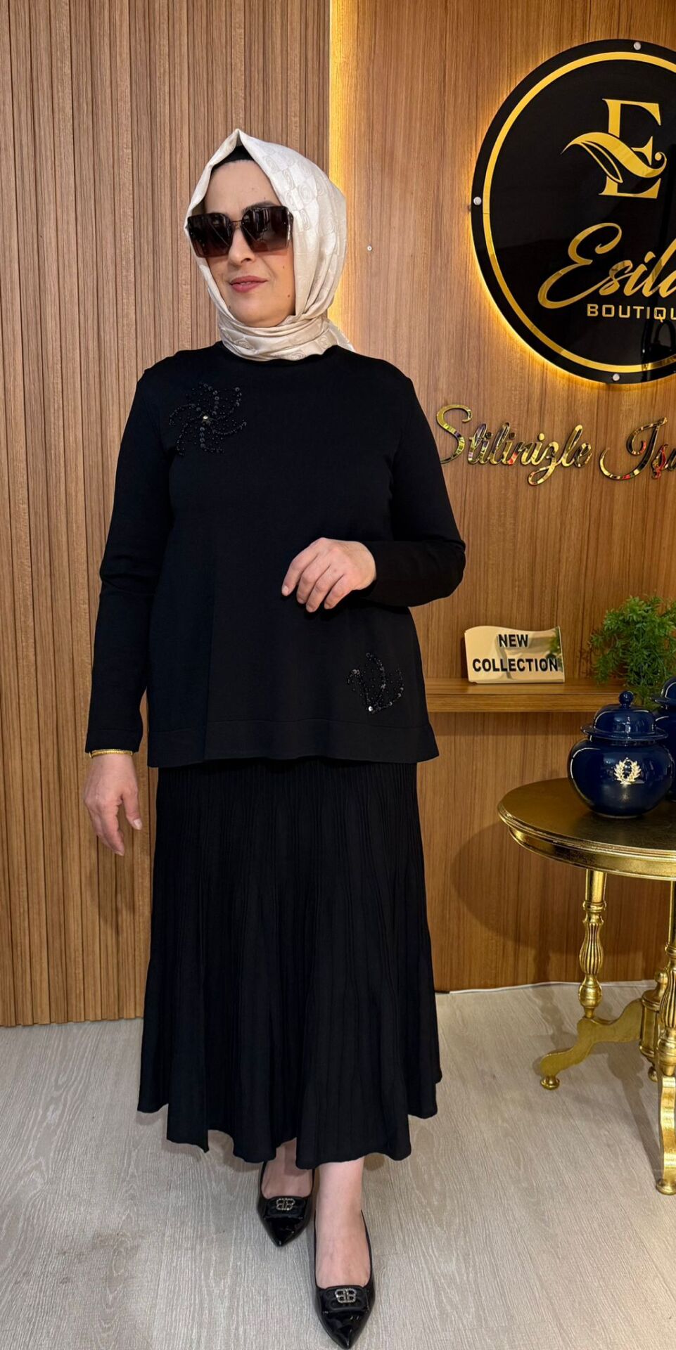 NUSS/  Çiçeği Payet ve Boncuk İşlemeli Etekli Takım - Siyah